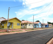 O governador Carlos Massa Ratinho Junior participa nesta sexta-feira (12) da inauguração do residencial Manoel Bono Belascuzas e entrega as chaves da casa própria para 44 famílias de Nova Londrina, no Noroeste do Estado. O empreendimento foi construído em um trabalho integrado do Governo do Estado, por meio da Cohapar, Copel e Sanepar, com o governo federal e a prefeitura.  Nova Londrina, 12/04/2019 -  Foto: Geraldo Bubniak/ANPr