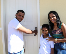 O governador Carlos Massa Ratinho Junior participa nesta sexta-feira (12) da inauguração do residencial Manoel Bono Belascuzas e entrega as chaves da casa própria para 44 famílias de Nova Londrina, no Noroeste do Estado. O empreendimento foi construído em um trabalho integrado do Governo do Estado, por meio da Cohapar, Copel e Sanepar, com o governo federal e a prefeitura.  Nova Londrina, 12/04/2019 -  Foto: Geraldo Bubniak/ANPr