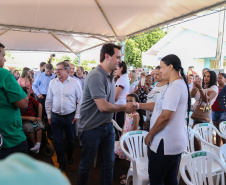 O governador Carlos Massa Ratinho Junior participa nesta sexta-feira (12) da inauguração do residencial Manoel Bono Belascuzas e entrega as chaves da casa própria para 44 famílias de Nova Londrina, no Noroeste do Estado. O empreendimento foi construído em um trabalho integrado do Governo do Estado, por meio da Cohapar, Copel e Sanepar, com o governo federal e a prefeitura.  Nova Londrina, 12/04/2019 -  Foto: Geraldo Bubniak/ANPr