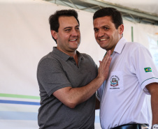 O governador Carlos Massa Ratinho Junior participa nesta sexta-feira (12) da inauguração do residencial Manoel Bono Belascuzas e entrega as chaves da casa própria para 44 famílias de Nova Londrina, no Noroeste do Estado. O empreendimento foi construído em um trabalho integrado do Governo do Estado, por meio da Cohapar, Copel e Sanepar, com o governo federal e a prefeitura.  Nova Londrina, 12/04/2019 -  Foto: Geraldo Bubniak/ANPr