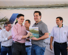 O governador Carlos Massa Ratinho Junior participa nesta sexta-feira (12) da inauguração do residencial Manoel Bono Belascuzas e entrega as chaves da casa própria para 44 famílias de Nova Londrina, no Noroeste do Estado. O empreendimento foi construído em um trabalho integrado do Governo do Estado, por meio da Cohapar, Copel e Sanepar, com o governo federal e a prefeitura.  Nova Londrina, 12/04/2019 -  Foto: Geraldo Bubniak/ANPr