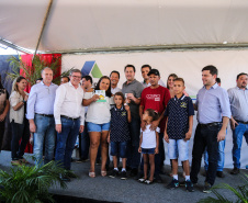 O governador Carlos Massa Ratinho Junior participa nesta sexta-feira (12) da inauguração do residencial Manoel Bono Belascuzas e entrega as chaves da casa própria para 44 famílias de Nova Londrina, no Noroeste do Estado. O empreendimento foi construído em um trabalho integrado do Governo do Estado, por meio da Cohapar, Copel e Sanepar, com o governo federal e a prefeitura.  Nova Londrina, 12/04/2019 -  Foto: Geraldo Bubniak/ANPr