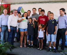 O governador Carlos Massa Ratinho Junior participa nesta sexta-feira (12) da inauguração do residencial Manoel Bono Belascuzas e entrega as chaves da casa própria para 44 famílias de Nova Londrina, no Noroeste do Estado. O empreendimento foi construído em um trabalho integrado do Governo do Estado, por meio da Cohapar, Copel e Sanepar, com o governo federal e a prefeitura.  Nova Londrina, 12/04/2019 -  Foto: Geraldo Bubniak/ANPr
