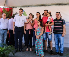 O governador Carlos Massa Ratinho Junior participa nesta sexta-feira (12) da inauguração do residencial Manoel Bono Belascuzas e entrega as chaves da casa própria para 44 famílias de Nova Londrina, no Noroeste do Estado. O empreendimento foi construído em um trabalho integrado do Governo do Estado, por meio da Cohapar, Copel e Sanepar, com o governo federal e a prefeitura.  Nova Londrina, 12/04/2019 -  Foto: Geraldo Bubniak/ANPr