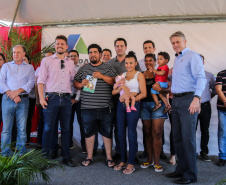 O governador Carlos Massa Ratinho Junior participa nesta sexta-feira (12) da inauguração do residencial Manoel Bono Belascuzas e entrega as chaves da casa própria para 44 famílias de Nova Londrina, no Noroeste do Estado. O empreendimento foi construído em um trabalho integrado do Governo do Estado, por meio da Cohapar, Copel e Sanepar, com o governo federal e a prefeitura.  Nova Londrina, 12/04/2019 -  Foto: Geraldo Bubniak/ANPr