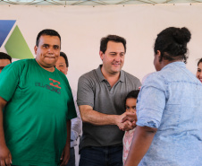 O governador Carlos Massa Ratinho Junior participa nesta sexta-feira (12) da inauguração do residencial Manoel Bono Belascuzas e entrega as chaves da casa própria para 44 famílias de Nova Londrina, no Noroeste do Estado. O empreendimento foi construído em um trabalho integrado do Governo do Estado, por meio da Cohapar, Copel e Sanepar, com o governo federal e a prefeitura.  Nova Londrina, 12/04/2019 -  Foto: Geraldo Bubniak/ANPr