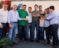 O governador Carlos Massa Ratinho Junior participa nesta sexta-feira (12) da inauguração do residencial Manoel Bono Belascuzas e entrega as chaves da casa própria para 44 famílias de Nova Londrina, no Noroeste do Estado. O empreendimento foi construído em um trabalho integrado do Governo do Estado, por meio da Cohapar, Copel e Sanepar, com o governo federal e a prefeitura.  Nova Londrina, 12/04/2019 -  Foto: Geraldo Bubniak/ANPr