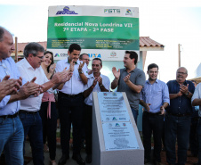 O governador Carlos Massa Ratinho Junior participa nesta sexta-feira (12) da inauguração do residencial Manoel Bono Belascuzas e entrega as chaves da casa própria para 44 famílias de Nova Londrina, no Noroeste do Estado. O empreendimento foi construído em um trabalho integrado do Governo do Estado, por meio da Cohapar, Copel e Sanepar, com o governo federal e a prefeitura.  Nova Londrina, 12/04/2019 -  Foto: Geraldo Bubniak/ANPr