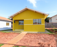 O governador Carlos Massa Ratinho Junior participa nesta sexta-feira (12) da inauguração do residencial Manoel Bono Belascuzas e entrega as chaves da casa própria para 44 famílias de Nova Londrina, no Noroeste do Estado. O empreendimento foi construído em um trabalho integrado do Governo do Estado, por meio da Cohapar, Copel e Sanepar, com o governo federal e a prefeitura.  Nova Londrina, 12/04/2019 -  Foto: Rodrigo Felix Leal/ANPr