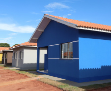 O governador Carlos Massa Ratinho Junior participa nesta sexta-feira (12) da inauguração do residencial Manoel Bono Belascuzas e entrega as chaves da casa própria para 44 famílias de Nova Londrina, no Noroeste do Estado. O empreendimento foi construído em um trabalho integrado do Governo do Estado, por meio da Cohapar, Copel e Sanepar, com o governo federal e a prefeitura.  Nova Londrina, 12/04/2019 -  Foto: Rodrigo Felix Leal/ANPr