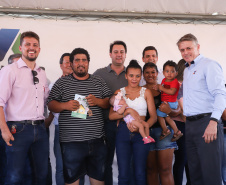O governador Carlos Massa Ratinho Junior participa nesta sexta-feira (12) da inauguração do residencial Manoel Bono Belascuzas e entrega as chaves da casa própria para 44 famílias de Nova Londrina, no Noroeste do Estado. O empreendimento foi construído em um trabalho integrado do Governo do Estado, por meio da Cohapar, Copel e Sanepar, com o governo federal e a prefeitura.  Nova Londrina, 12/04/2019 -  Foto: Rodrigo Felix Leal/ANPr