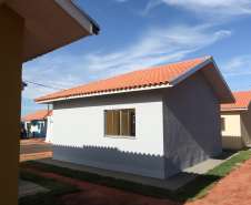 O governador Carlos Massa Ratinho Junior participa nesta sexta-feira (12) da inauguração do residencial Manoel Bono Belascuzas e entrega as chaves da casa própria para 44 famílias de Nova Londrina, no Noroeste do Estado. O empreendimento foi construído em um trabalho integrado do Governo do Estado, por meio da Cohapar, Copel e Sanepar, com o governo federal e a prefeitura.  Nova Londrina, 12/04/2019 -  Foto: Rodrigo Felix Leal/ANPr