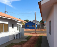 O governador Carlos Massa Ratinho Junior participa nesta sexta-feira (12) da inauguração do residencial Manoel Bono Belascuzas e entrega as chaves da casa própria para 44 famílias de Nova Londrina, no Noroeste do Estado. O empreendimento foi construído em um trabalho integrado do Governo do Estado, por meio da Cohapar, Copel e Sanepar, com o governo federal e a prefeitura.  Nova Londrina, 12/04/2019 -  Foto: Rodrigo Felix Leal/ANPr
