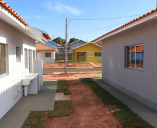 O governador Carlos Massa Ratinho Junior participa nesta sexta-feira (12) da inauguração do residencial Manoel Bono Belascuzas e entrega as chaves da casa própria para 44 famílias de Nova Londrina, no Noroeste do Estado. O empreendimento foi construído em um trabalho integrado do Governo do Estado, por meio da Cohapar, Copel e Sanepar, com o governo federal e a prefeitura.  Nova Londrina, 12/04/2019 -  Foto: Rodrigo Felix Leal/ANPr