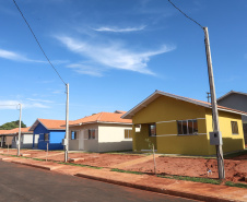O governador Carlos Massa Ratinho Junior participa nesta sexta-feira (12) da inauguração do residencial Manoel Bono Belascuzas e entrega as chaves da casa própria para 44 famílias de Nova Londrina, no Noroeste do Estado. O empreendimento foi construído em um trabalho integrado do Governo do Estado, por meio da Cohapar, Copel e Sanepar, com o governo federal e a prefeitura.  Nova Londrina, 12/04/2019 -  Foto: Rodrigo Felix Leal/ANPr