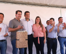 O governador Carlos Massa Ratinho Junior participa nesta sexta-feira (12) da inauguração do residencial Manoel Bono Belascuzas e entrega as chaves da casa própria para 44 famílias de Nova Londrina, no Noroeste do Estado. O empreendimento foi construído em um trabalho integrado do Governo do Estado, por meio da Cohapar, Copel e Sanepar, com o governo federal e a prefeitura.  Nova Londrina, 12/04/2019 -  Foto: Rodrigo Felix Leal/ANPr