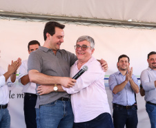 O governador Carlos Massa Ratinho Junior participa nesta sexta-feira (12) da inauguração do residencial Manoel Bono Belascuzas e entrega as chaves da casa própria para 44 famílias de Nova Londrina, no Noroeste do Estado. O empreendimento foi construído em um trabalho integrado do Governo do Estado, por meio da Cohapar, Copel e Sanepar, com o governo federal e a prefeitura.  Nova Londrina, 12/04/2019 -  Foto: Rodrigo Felix Leal/ANPr