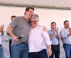 O governador Carlos Massa Ratinho Junior participa nesta sexta-feira (12) da inauguração do residencial Manoel Bono Belascuzas e entrega as chaves da casa própria para 44 famílias de Nova Londrina, no Noroeste do Estado. O empreendimento foi construído em um trabalho integrado do Governo do Estado, por meio da Cohapar, Copel e Sanepar, com o governo federal e a prefeitura.  Nova Londrina, 12/04/2019 -  Foto: Rodrigo Felix Leal/ANPr