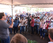 O governador Carlos Massa Ratinho Junior participa nesta sexta-feira (12) da inauguração do residencial Manoel Bono Belascuzas e entrega as chaves da casa própria para 44 famílias de Nova Londrina, no Noroeste do Estado. O empreendimento foi construído em um trabalho integrado do Governo do Estado, por meio da Cohapar, Copel e Sanepar, com o governo federal e a prefeitura.  Nova Londrina, 12/04/2019 -  Foto: Rodrigo Felix Leal/ANPr