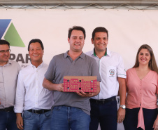 O governador Carlos Massa Ratinho Junior participa nesta sexta-feira (12) da inauguração do residencial Manoel Bono Belascuzas e entrega as chaves da casa própria para 44 famílias de Nova Londrina, no Noroeste do Estado. O empreendimento foi construído em um trabalho integrado do Governo do Estado, por meio da Cohapar, Copel e Sanepar, com o governo federal e a prefeitura.  Nova Londrina, 12/04/2019 -  Foto: Rodrigo Felix Leal/ANPr