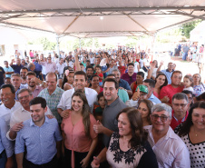 O governador Carlos Massa Ratinho Junior participa nesta sexta-feira (12) da inauguração do residencial Manoel Bono Belascuzas e entrega as chaves da casa própria para 44 famílias de Nova Londrina, no Noroeste do Estado. O empreendimento foi construído em um trabalho integrado do Governo do Estado, por meio da Cohapar, Copel e Sanepar, com o governo federal e a prefeitura.  Nova Londrina, 12/04/2019 -  Foto: Rodrigo Felix Leal/ANPr