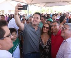 O governador Carlos Massa Ratinho Junior participa nesta sexta-feira (12) da inauguração do residencial Manoel Bono Belascuzas e entrega as chaves da casa própria para 44 famílias de Nova Londrina, no Noroeste do Estado. O empreendimento foi construído em um trabalho integrado do Governo do Estado, por meio da Cohapar, Copel e Sanepar, com o governo federal e a prefeitura.  Nova Londrina, 12/04/2019 -  Foto: Rodrigo Felix Leal/ANPr