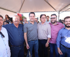 O governador Carlos Massa Ratinho Junior participa nesta sexta-feira (12) da inauguração do residencial Manoel Bono Belascuzas e entrega as chaves da casa própria para 44 famílias de Nova Londrina, no Noroeste do Estado. O empreendimento foi construído em um trabalho integrado do Governo do Estado, por meio da Cohapar, Copel e Sanepar, com o governo federal e a prefeitura.  Nova Londrina, 12/04/2019 -  Foto: Rodrigo Felix Leal/ANPr