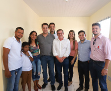 O governador Carlos Massa Ratinho Junior participa nesta sexta-feira (12) da inauguração do residencial Manoel Bono Belascuzas e entrega as chaves da casa própria para 44 famílias de Nova Londrina, no Noroeste do Estado. O empreendimento foi construído em um trabalho integrado do Governo do Estado, por meio da Cohapar, Copel e Sanepar, com o governo federal e a prefeitura.  Nova Londrina, 12/04/2019 -  Foto: Rodrigo Felix Leal/ANPr