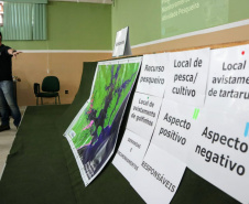 Portos do Paraná promoveram nesta segunda-feira (15), em Antonina, o 3.º Seminário da Pesca no Colégio Estadual Brasilio Machado. 30 pescadores e marisqueiras se reuniram com a equipe da Diretoria de Meio Ambiente para receber o resultado do monitoramento da atividade pesqueira na região.  -  Paranaguá, 15/04/2019  -  Foto: Divulgação APPA