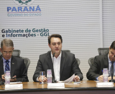 O governador Carlos Massa Ratinho Junior reuniu-se nesta terça-feira (16), no Palácio Iguaçu, em Curitiba, com a equipe de governo. Além de secretários e diretores de companhias estatais, participaram o presidente da Empresa Brasileira de Serviços Hospitalares (Ebserh), general Oswaldo de Jesus Ferreira, o líder do governo na Assembleia, Hussein Bakri, e os deputados estaduais Michele Caputo Neto e Tercílio Turini.  -  Curitiba, 16-04-19.Foto: Arnaldo Alves / ANPr.