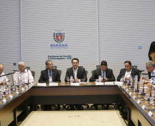 O governador Carlos Massa Ratinho Junior reuniu-se nesta terça-feira (16), no Palácio Iguaçu, em Curitiba, com a equipe de governo. Além de secretários e diretores de companhias estatais, participaram o presidente da Empresa Brasileira de Serviços Hospitalares (Ebserh), general Oswaldo de Jesus Ferreira, o líder do governo na Assembleia, Hussein Bakri, e os deputados estaduais Michele Caputo Neto e Tercílio Turini.  -  Curitiba, 16-04-19.Foto: Arnaldo Alves / ANPr.