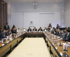O governador Carlos Massa Ratinho Junior reuniu-se nesta terça-feira (16), no Palácio Iguaçu, em Curitiba, com a equipe de governo. Além de secretários e diretores de companhias estatais, participaram o presidente da Empresa Brasileira de Serviços Hospitalares (Ebserh), general Oswaldo de Jesus Ferreira, o líder do governo na Assembleia, Hussein Bakri, e os deputados estaduais Michele Caputo Neto e Tercílio Turini.  -  Curitiba, 16-04-19.Foto: Arnaldo Alves / ANPr.