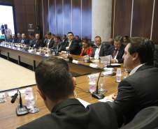 O governador Carlos Massa Ratinho Junior reuniu-se nesta terça-feira (16), no Palácio Iguaçu, em Curitiba, com a equipe de governo. Além de secretários e diretores de companhias estatais, participaram o presidente da Empresa Brasileira de Serviços Hospitalares (Ebserh), general Oswaldo de Jesus Ferreira, o líder do governo na Assembleia, Hussein Bakri, e os deputados estaduais Michele Caputo Neto e Tercílio Turini.  -  Curitiba, 16-04-19.Foto: Arnaldo Alves / ANPr.
