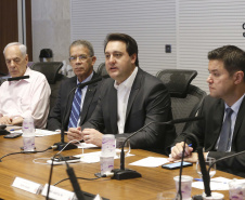 O governador Carlos Massa Ratinho Junior reuniu-se nesta terça-feira (16), no Palácio Iguaçu, em Curitiba, com a equipe de governo. Além de secretários e diretores de companhias estatais, participaram o presidente da Empresa Brasileira de Serviços Hospitalares (Ebserh), general Oswaldo de Jesus Ferreira, o líder do governo na Assembleia, Hussein Bakri, e os deputados estaduais Michele Caputo Neto e Tercílio Turini.  -  Curitiba, 16-04-19.Foto: Arnaldo Alves / ANPr.
