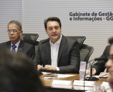 O governador Carlos Massa Ratinho Junior reuniu-se nesta terça-feira (16), no Palácio Iguaçu, em Curitiba, com a equipe de governo. Além de secretários e diretores de companhias estatais, participaram o presidente da Empresa Brasileira de Serviços Hospitalares (Ebserh), general Oswaldo de Jesus Ferreira, o líder do governo na Assembleia, Hussein Bakri, e os deputados estaduais Michele Caputo Neto e Tercílio Turini.  -  Curitiba, 16-04-19.Foto: Arnaldo Alves / ANPr.
