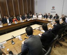 O governador Carlos Massa Ratinho Junior reuniu-se nesta terça-feira (16), no Palácio Iguaçu, em Curitiba, com a equipe de governo. Além de secretários e diretores de companhias estatais, participaram o presidente da Empresa Brasileira de Serviços Hospitalares (Ebserh), general Oswaldo de Jesus Ferreira, o líder do governo na Assembleia, Hussein Bakri, e os deputados estaduais Michele Caputo Neto e Tercílio Turini.  -  Curitiba, 16-04-19.Foto: Arnaldo Alves / ANPr.