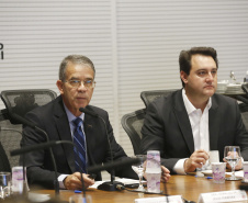 O governador Carlos Massa Ratinho Junior reuniu-se nesta terça-feira (16), no Palácio Iguaçu, em Curitiba, com a equipe de governo. Além de secretários e diretores de companhias estatais, participaram o presidente da Empresa Brasileira de Serviços Hospitalares (Ebserh), general Oswaldo de Jesus Ferreira, o líder do governo na Assembleia, Hussein Bakri, e os deputados estaduais Michele Caputo Neto e Tercílio Turini.  -  Curitiba, 16-04-19.Foto: Arnaldo Alves / ANPr.
