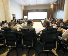 O governador Carlos Massa Ratinho Junior reuniu-se nesta terça-feira (16), no Palácio Iguaçu, em Curitiba, com a equipe de governo. Além de secretários e diretores de companhias estatais, participaram o presidente da Empresa Brasileira de Serviços Hospitalares (Ebserh), general Oswaldo de Jesus Ferreira, o líder do governo na Assembleia, Hussein Bakri, e os deputados estaduais Michele Caputo Neto e Tercílio Turini.  -  Curitiba, 16-04-19.Foto: Arnaldo Alves / ANPr.