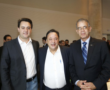O governador Carlos Massa Ratinho Junior reuniu-se nesta terça-feira (16), no Palácio Iguaçu, em Curitiba, com a equipe de governo. Além de secretários e diretores de companhias estatais, participaram o presidente da Empresa Brasileira de Serviços Hospitalares (Ebserh), general Oswaldo de Jesus Ferreira, o líder do governo na Assembleia, Hussein Bakri, e os deputados estaduais Michele Caputo Neto e Tercílio Turini.  -  Curitiba, 16-04-19.Foto: Arnaldo Alves / ANPr.