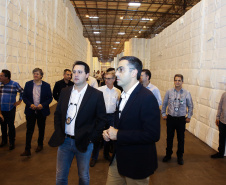Governador Carlos Massa Ratinho Júnior visita a fábrica da Klabin em Ortigueira, na assinatura de convênio com a empresa e a prefeitura do município para a construção da Escola Técnica de Operação Florestal e Agrícola.  -  Ortigueira, 16/04/2019  -  Foto: Jaelson Lucas/ANPr