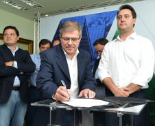 O governador Carlos Massa Ratinho Junior assinou nesta quinta-feira (14) contratos para a construção de 872 novas moradias populares em 15 municípios paranaenses. Os projetos foram desenvolvidos em diferentes programas coordenados pela Companhia de Habitação do Paraná (Cohapar), em parceria com as prefeituras e receberão investimentos de R$ 68,8 milhões.