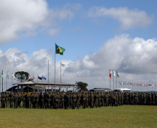 O Exército Brasileiro completa 371 anos em abril. Nesta quarta-feira (17), para celebrar a data, a 5ª Divisão de Exército realizou no Forte Pinheirinho, em Curitiba, uma solenidade militar com apresentação da banda da corporação e desfiles. Também foram entregues Medalhas de Ordem do Mérito Militar e diplomas a 20 civis e militares. O secretário de Estado da Segurança Pública e da Administração Penitenciária, Luiz Felipe Carbonell, participou da solenidade.
Foto Gilson Abreu ANPr