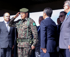 O Exército Brasileiro completa 371 anos em abril. Nesta quarta-feira (17), para celebrar a data, a 5ª Divisão de Exército realizou no Forte Pinheirinho, em Curitiba, uma solenidade militar com apresentação da banda da corporação e desfiles. Também foram entregues Medalhas de Ordem do Mérito Militar e diplomas a 20 civis e militares. O secretário de Estado da Segurança Pública e da Administração Penitenciária, Luiz Felipe Carbonell, participou da solenidade.
Foto Gilson Abreu ANPr