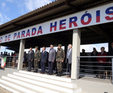 O Exército Brasileiro completa 371 anos em abril. Nesta quarta-feira (17), para celebrar a data, a 5ª Divisão de Exército realizou no Forte Pinheirinho, em Curitiba, uma solenidade militar com apresentação da banda da corporação e desfiles. Também foram entregues Medalhas de Ordem do Mérito Militar e diplomas a 20 civis e militares. O secretário de Estado da Segurança Pública e da Administração Penitenciária, Luiz Felipe Carbonell, participou da solenidade.
Foto Gilson Abreu ANPr