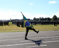 O Exército Brasileiro completa 371 anos em abril. Nesta quarta-feira (17), para celebrar a data, a 5ª Divisão de Exército realizou no Forte Pinheirinho, em Curitiba, uma solenidade militar com apresentação da banda da corporação e desfiles. Também foram entregues Medalhas de Ordem do Mérito Militar e diplomas a 20 civis e militares. O secretário de Estado da Segurança Pública e da Administração Penitenciária, Luiz Felipe Carbonell, participou da solenidade.
Foto Gilson Abreu ANPr