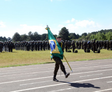 O Exército Brasileiro completa 371 anos em abril. Nesta quarta-feira (17), para celebrar a data, a 5ª Divisão de Exército realizou no Forte Pinheirinho, em Curitiba, uma solenidade militar com apresentação da banda da corporação e desfiles. Também foram entregues Medalhas de Ordem do Mérito Militar e diplomas a 20 civis e militares. O secretário de Estado da Segurança Pública e da Administração Penitenciária, Luiz Felipe Carbonell, participou da solenidade.
Foto Gilson Abreu ANPr