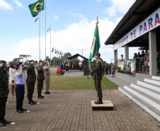 O Exército Brasileiro completa 371 anos em abril. Nesta quarta-feira (17), para celebrar a data, a 5ª Divisão de Exército realizou no Forte Pinheirinho, em Curitiba, uma solenidade militar com apresentação da banda da corporação e desfiles. Também foram entregues Medalhas de Ordem do Mérito Militar e diplomas a 20 civis e militares. O secretário de Estado da Segurança Pública e da Administração Penitenciária, Luiz Felipe Carbonell, participou da solenidade.
Foto Gilson Abreu ANPr
