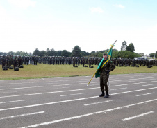 O Exército Brasileiro completa 371 anos em abril. Nesta quarta-feira (17), para celebrar a data, a 5ª Divisão de Exército realizou no Forte Pinheirinho, em Curitiba, uma solenidade militar com apresentação da banda da corporação e desfiles. Também foram entregues Medalhas de Ordem do Mérito Militar e diplomas a 20 civis e militares. O secretário de Estado da Segurança Pública e da Administração Penitenciária, Luiz Felipe Carbonell, participou da solenidade.
Foto Gilson Abreu ANPr