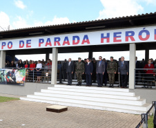 O Exército Brasileiro completa 371 anos em abril. Nesta quarta-feira (17), para celebrar a data, a 5ª Divisão de Exército realizou no Forte Pinheirinho, em Curitiba, uma solenidade militar com apresentação da banda da corporação e desfiles. Também foram entregues Medalhas de Ordem do Mérito Militar e diplomas a 20 civis e militares. O secretário de Estado da Segurança Pública e da Administração Penitenciária, Luiz Felipe Carbonell, participou da solenidade.
Foto Gilson Abreu ANPr