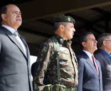 O Exército Brasileiro completa 371 anos em abril. Nesta quarta-feira (17), para celebrar a data, a 5ª Divisão de Exército realizou no Forte Pinheirinho, em Curitiba, uma solenidade militar com apresentação da banda da corporação e desfiles. Também foram entregues Medalhas de Ordem do Mérito Militar e diplomas a 20 civis e militares. O secretário de Estado da Segurança Pública e da Administração Penitenciária, Luiz Felipe Carbonell, participou da solenidade.
Foto Gilson Abreu ANPr
